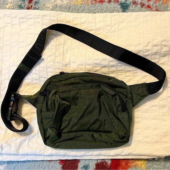 BAGGU Handbags - Baggu Fanny Pack in Bay Laurel - EUC